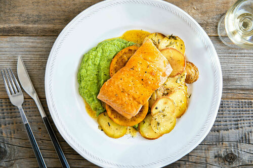 Lachs mit Brokkolipüree & Orangensauce dazu knusprige Rosmarin-Knoblauch-Kartoffeln