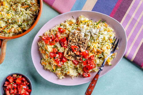 Feta gebacken in Za'atar-Nuss-Panade auf Kräuterreis-Pilaw mit Tomaten