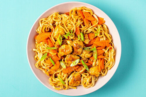 Asia-Nudeln mit Kung-Pao-Hähnchen mit Karotten und Lauchzwiebeln