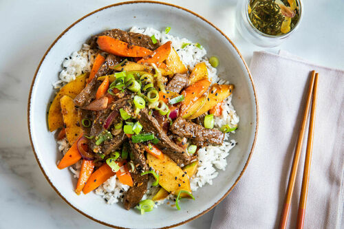 Koreanisches Feuerfleisch auf Vollkornreis würzig-fein mit Karotte und Birne