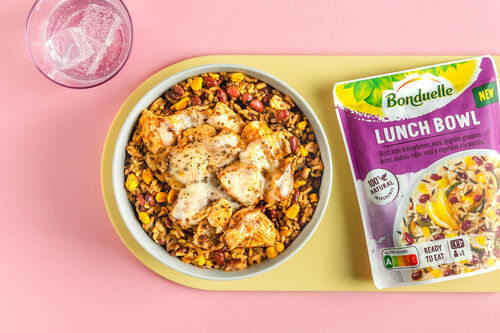 Hähnchenfilet mit geschmolzenem Mozzarella auf Bohnen-Reis-Bowl mit Gemüse