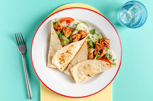 Tandoori-Hähnchen-Wraps mit frischem Gemüse und Raita