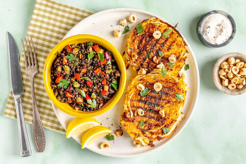 Weißkohlsteaks mit Chimichurri-Linsen und cremigem Knoblauchdip mit Koriander