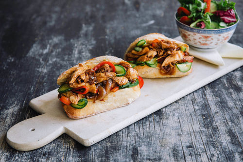 Saftiges Hähnchensandwich mit Ketjap-Manis-Sauce und Paprika