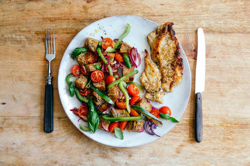 Gebratene Hähnchenbrust mit italienischem Tomaten-Brot-Salat