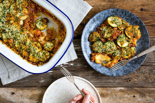 Zucchini-Hack-Auflauf mit Kartoffeln mit Knusper-Kräuterkruste und Käse