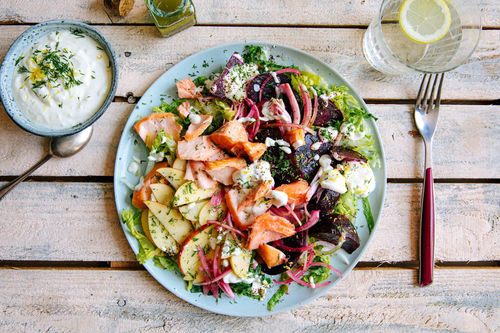 Bunter Rote-Bete-Lachs-Salat mit Apfel und Meerrettichcreme