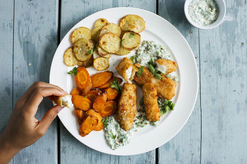 Fischstäbchen aus saftigem Kabeljau mit Röstgemüse und Remoulade