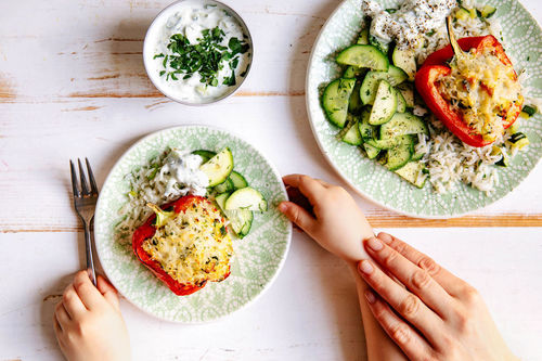 Gefüllte Paprikaschoten mit Gemüsereis dazu Gurkensalat und Dip