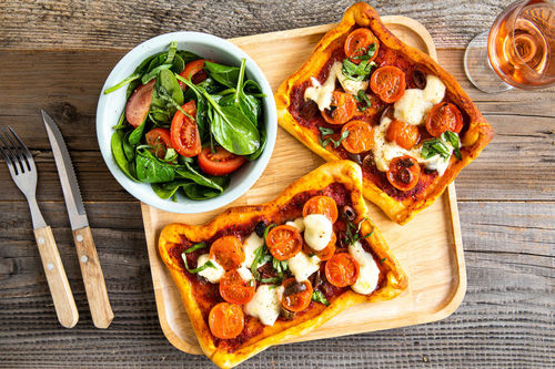 Minipizzen mit Oliven und Mozzarella dazu Spinat-Tomaten-Salat