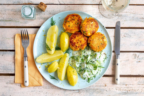 Feine Räucherlachsfrikadellen mit Kartoffeln und Gurken-Dill-Salat