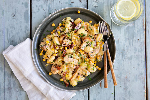 Gnocchi in cremiger Käsesauce mit Mais und gebratenen Pilzen