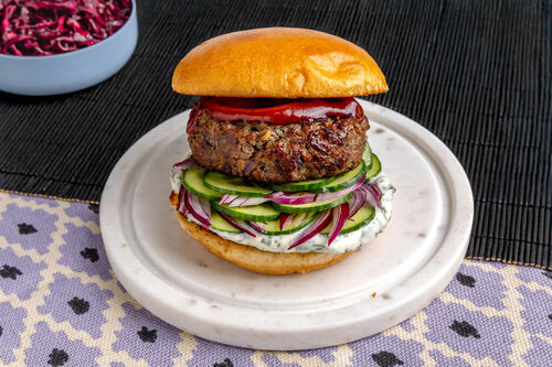 Schneller Asia-Burger mit Bio-Rinderhack und Rotkohlsalat mit Ingwer