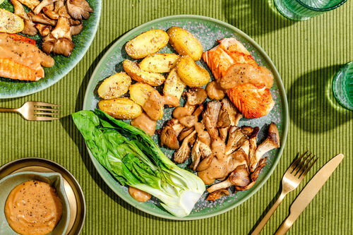 Zartes Lachsfilet an Sesamkartoffeln dazu Austernpilze und Pak Choi aus dem Ofen