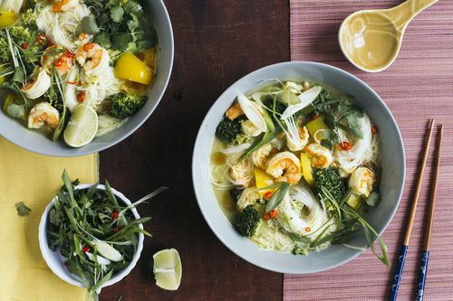 RS Asiatische Garnelen-Miso-Suppe mit Glasnudeln und Gemüse