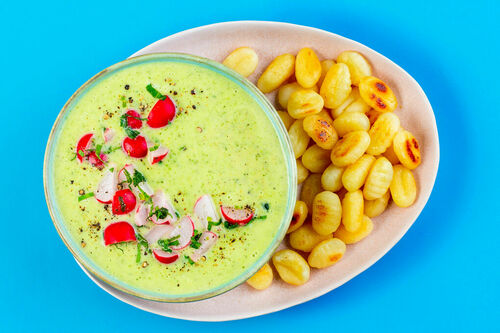 Zucchini-Kokos-Suppe mit gebratenen Gnocchi dazu ein Radieschen-Minz-Topping
