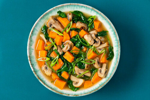 Leichte Süßkartoffel-Miso-Suppe mit Spinat, Pilzen und frischem Ingwer