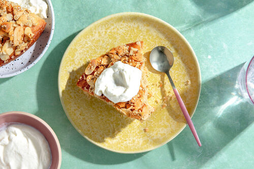 Saftiger Tahinikuchen mit Mandel-Sesam-Topping und Crème fraîche