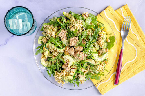Thunfisch-Gemüse-Bowl mit Naturreis und cremigem Tahinidressing