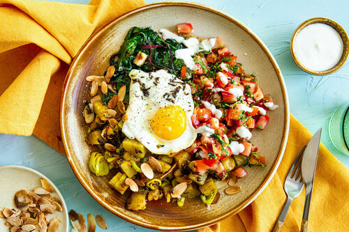RS Bratkartoffeln indische Art mit Spiegelei dazu Mangold und Tomaten-Rosinen-Salat