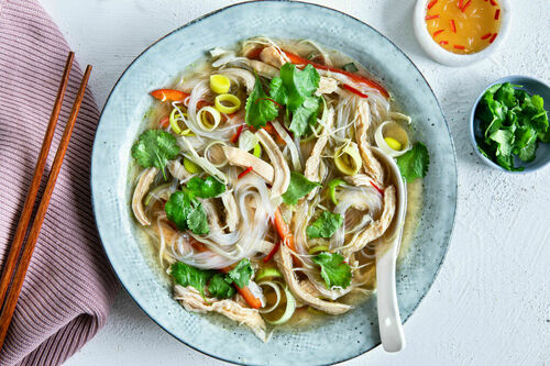 Vietnamesische Hähnchen-Phô mit buntem Gemüse und Koriander