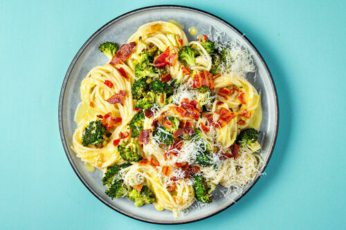 Pasta mit Speck in Chili-Zitronen-Sauce mit geröstetem Brokkoli
