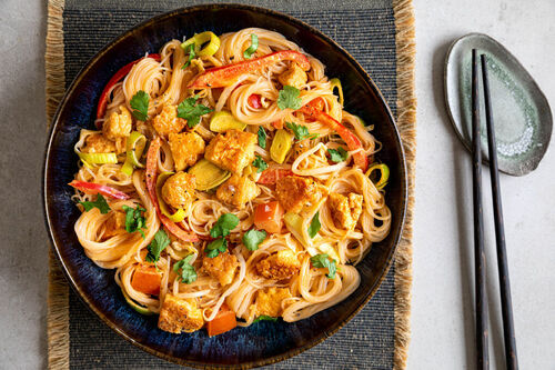 Scharfe Thai-Nudeln mit Tofu mit Gemüse und Koriander