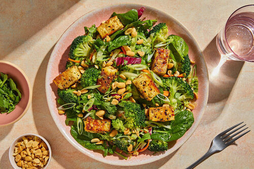 Hawaiianische Grillkäse-Bowl mit Brokkoli und Erdnussdressing