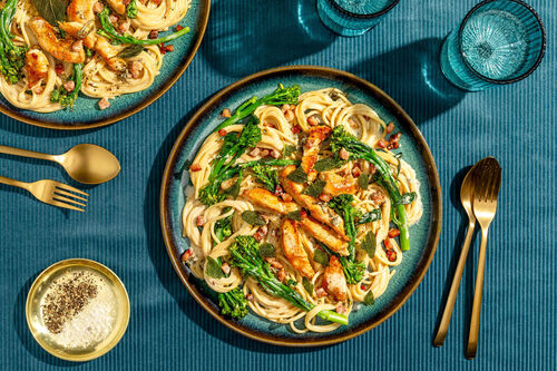 Pasta mit Bio-Hähnchen und Speck würzig-fein mit Salbei und Brokkolini