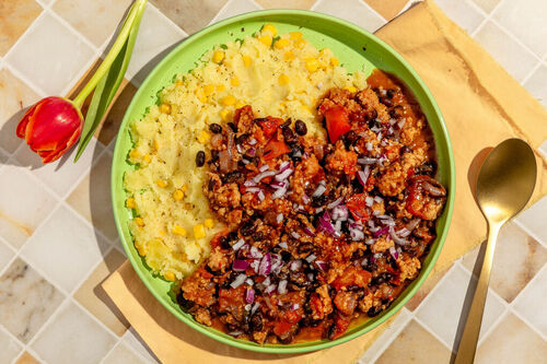 Chili con Carne mit Schweinehack auf Kartoffelstampf mit Mais