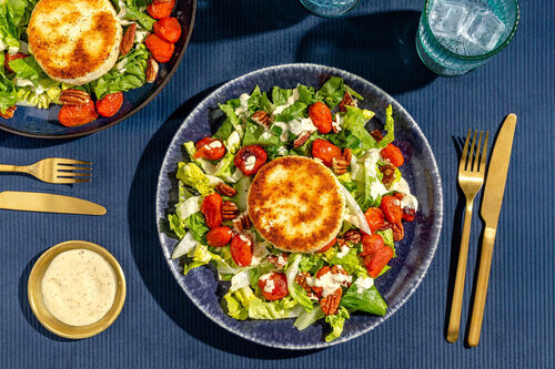 Panierter Camembert und Ofentomaten zu Salat mit Nüssen und Knoblauchdressing