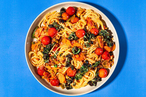 Vegane Spaghetti in Tomatensauce dazu ein Basilikum-Kürbiskern-Topping