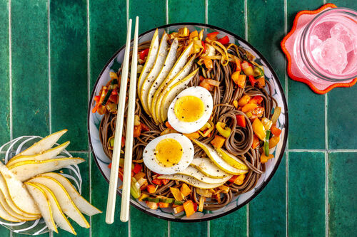 Ei auf Sobanudeln koreanische Art mit Sesam-Birne und pikantem Dressing