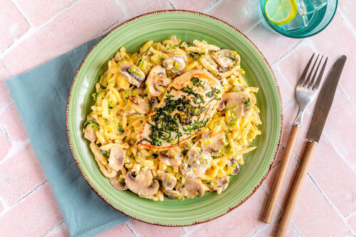 Hähnchenbrust mit Petersilienkruste auf Spätzle in cremiger Pilz-Lauch-Sauce