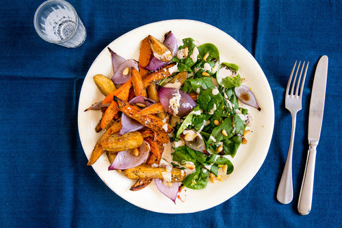 Orientalische Röstkartoffeln mit Tahinidressing und Pinienkernen