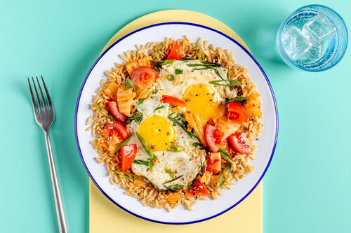 Spiegeleier mit Kimchi auf lockerem Vollkornreis