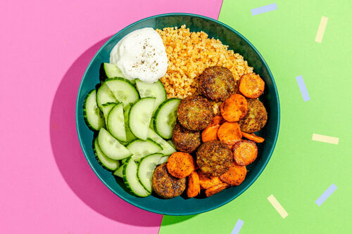 Falafel-Bowl mit Bulgur und Karotten mit eingelegten Gurken und Joghurtdip