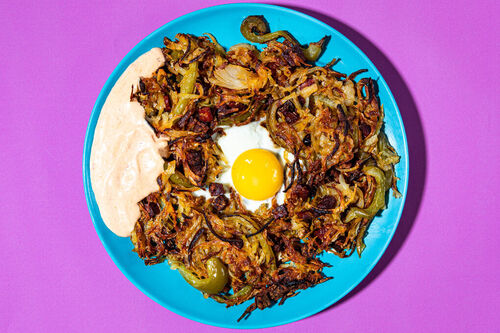 Ofenrösti mit Chorizo und Ei mit grüner Paprika und Tomatendip