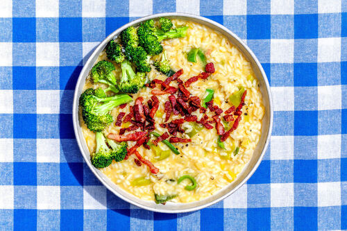 Bacon-Risotto mit Cheddar und Lauch dazu gerösteter Brokkoli