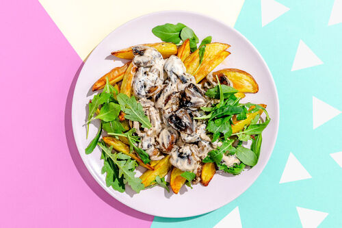 Würzige Champignonpfanne an Ofenkartoffeln, dazu Rucolasalat