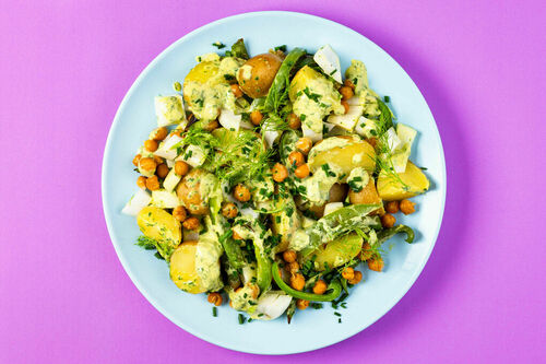 Paprika-Kartoffel-Salat mit Tahinidressing mit Fenchel und gerösteten Kichererbsen