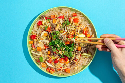 Asiatische Bowl mit Bio-Rinderhack auf Glasnudeln mit Gemüse und Koriander