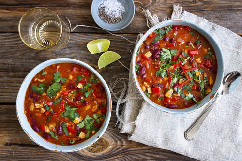 Mexikanischer Hähncheneintopf mit roten Bohnen und Limette