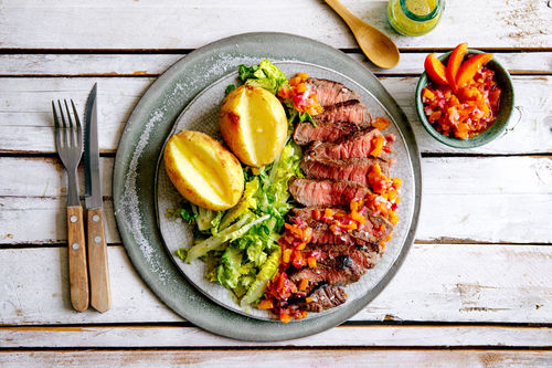 Hüftsteak mit Backkartoffeln und Aprikosen-Zwiebel-Relish