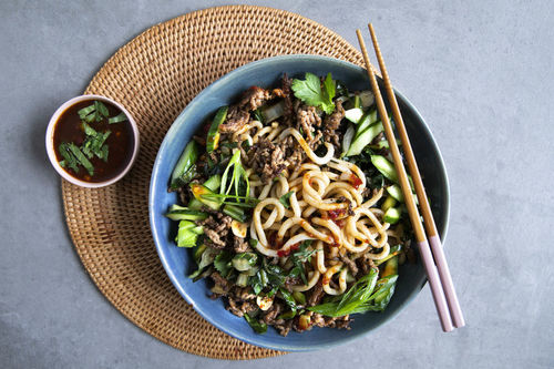 „Dan-Dan“-Nudeln mit Rinderhack und würzig-pikanter Hoisin-Chili-Sauce