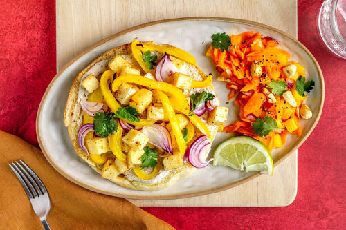 Indische Bazlama-Pizza mit Paneer dazu Karotten-Cashew-Salat