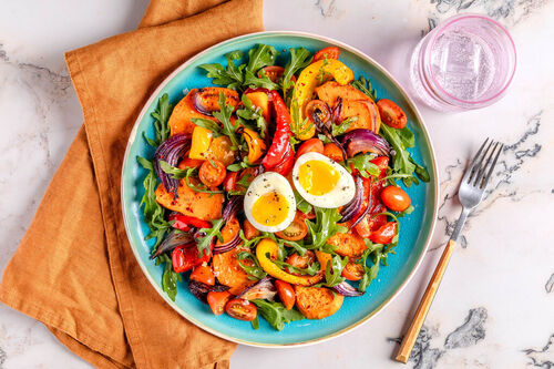 Bunter Rucolasalat mit Ei mit Süßkartoffeln und Kirschtomaten