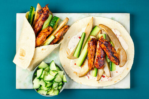 Teriyaki-Hähnchenwraps mit Birne und Gurke, dazu cremiger Chilidip