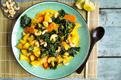 Asiatisches Grünkohl-Shiitake-Curry mit gelber Currypaste und Cashews