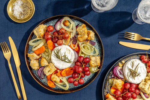 Gebackener Camembert mit buntem Gemüse und Trauben